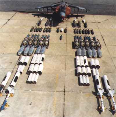 Un AV-8B de los Marines exhibiendo toda su variedad de armamento